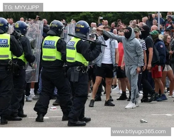 斯特林勇敢对抗蒙面窃贼保护家人安全展现真男人风范 斯特林勇敢对抗蒙面窃贼保护家人安全展现真男人风范